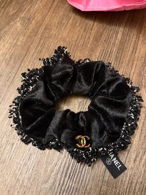CC Black Velvet GWP one scrunchie